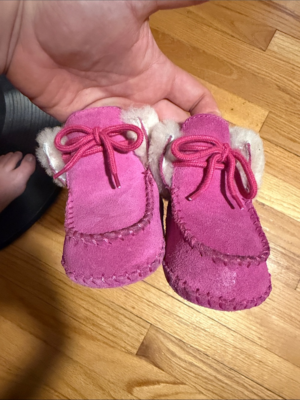Ugg Baby Pink Kids Faux-Suede Moccasin Slippers with Fur Lining 6-12m Size S 2/3